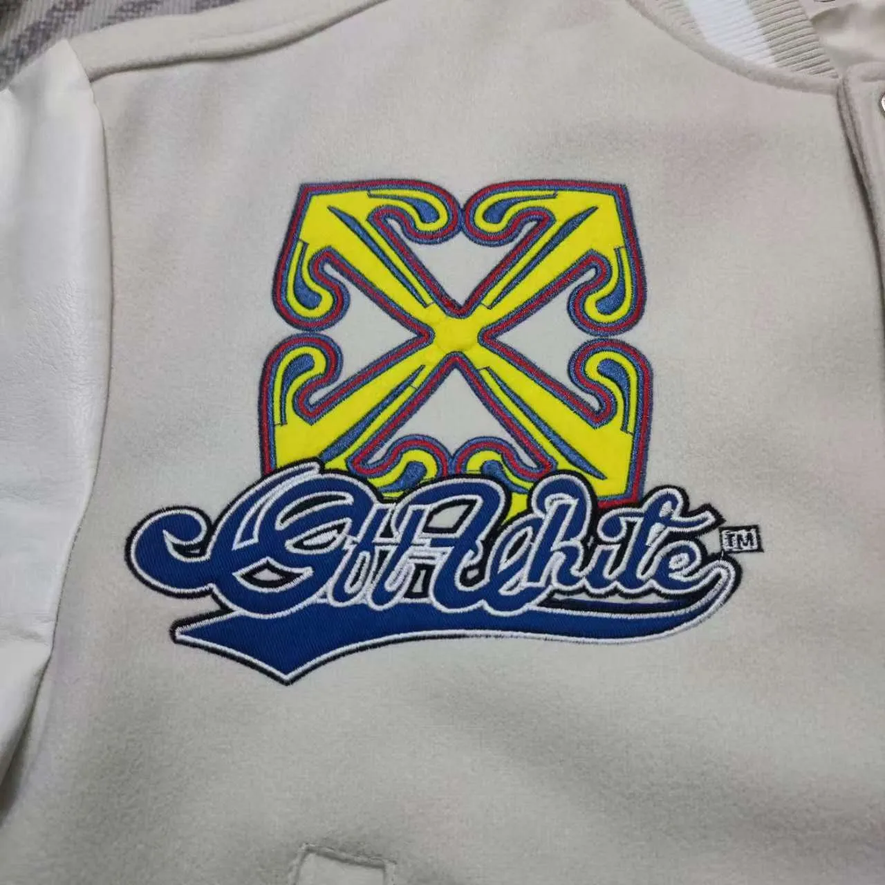 Top tested version off white heavy industry embroidery patchwork leather high temperature hot crystal diamond baseball uniform male and female couple star same style (⚠ original button mold customization, patch embroidery color matching) original packaging original label 🔍 full set of accessories customized packaging elevators are purchased from the original factory all series of hardware mold customization one-to-one restoration of fabric color components The fabric is made of 65% wool, 15% natural silk, 10% spandex and 10% velvet, mixed and custom-woven. The total weight is more than 900 grams! And the most important thing is its color fastness, it will never fade! -The embroidery uses an imported towel embroidery machine. Each pattern is first embroidered on the fabric, and then engraved with an infrared laser, and then fixed with a sewing machine. The whole garment is labeled in many places, one is flat embroidered, and the large pattern on the back is directly embroidered on it. This dress has 4 different embroidery techniques⚠ -The sleeves are all made of two-layer pebbled fabric, which is processed, shaped, colored, washed, and the texture retains the original grain structure! Thick, plump and round! -The processing technology is extremely complex, the pieces are neatly spliced ​​and aligned, and the entire garment has precise wiring density. Gender-neutral style. Loose version. Self-conscious quality control. Details determine success or failure. Size: S M L XL P: 680